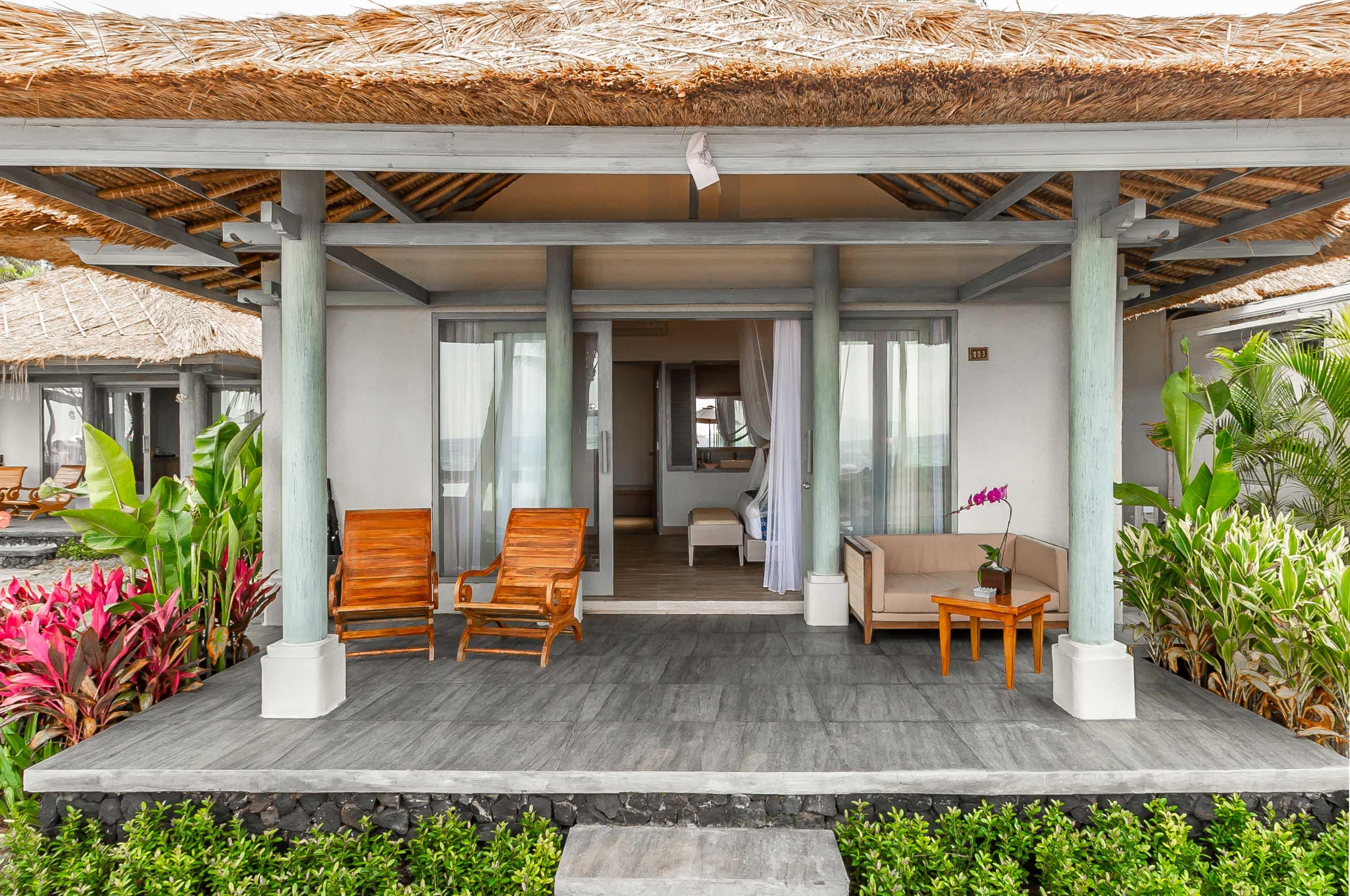 Nirwana Beach & Resort Candidasa Exteriör bild A beachfront villa at the resort