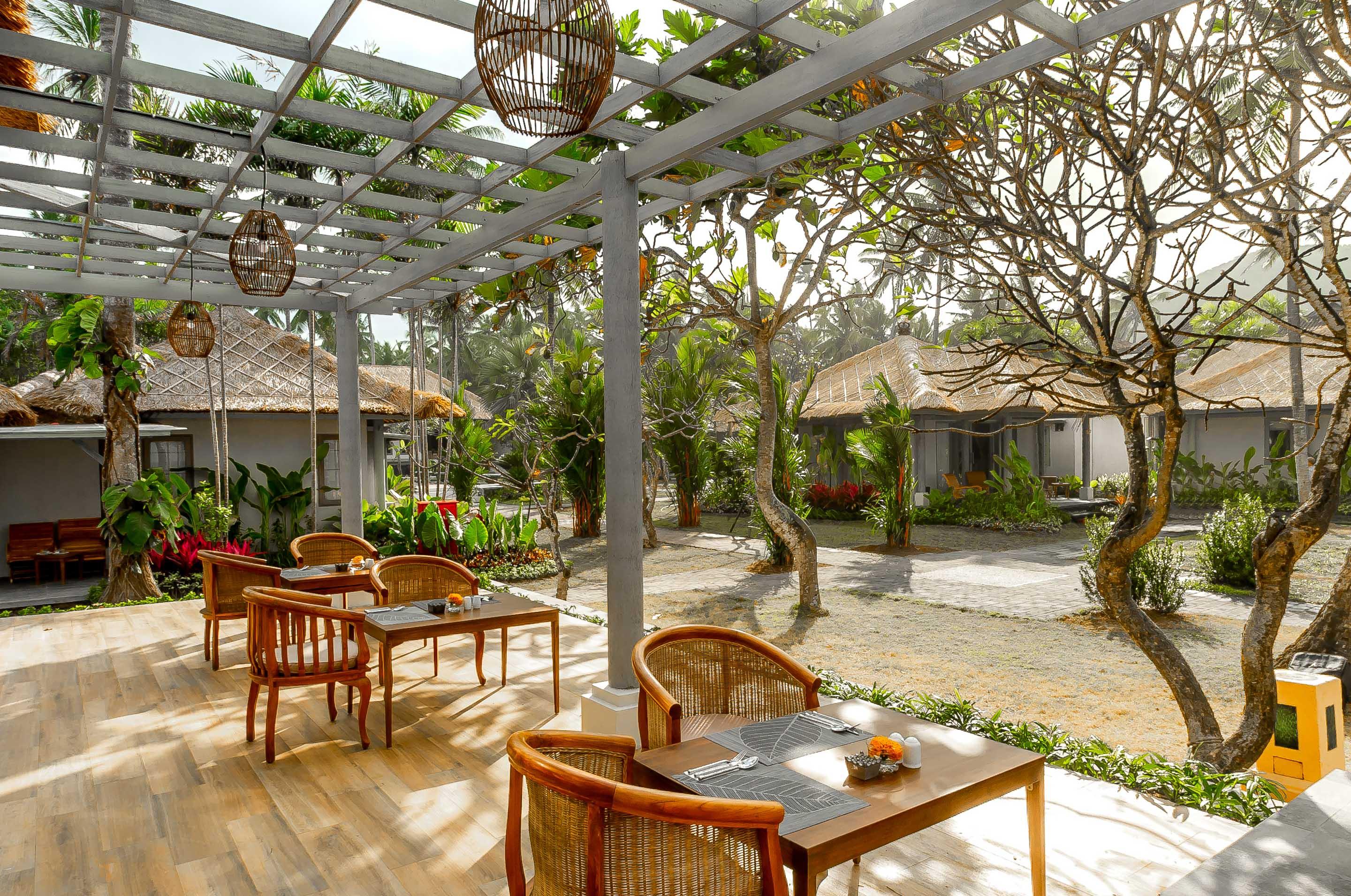 Nirwana Beach & Resort Candidasa Exteriör bild The restaurant at the resort