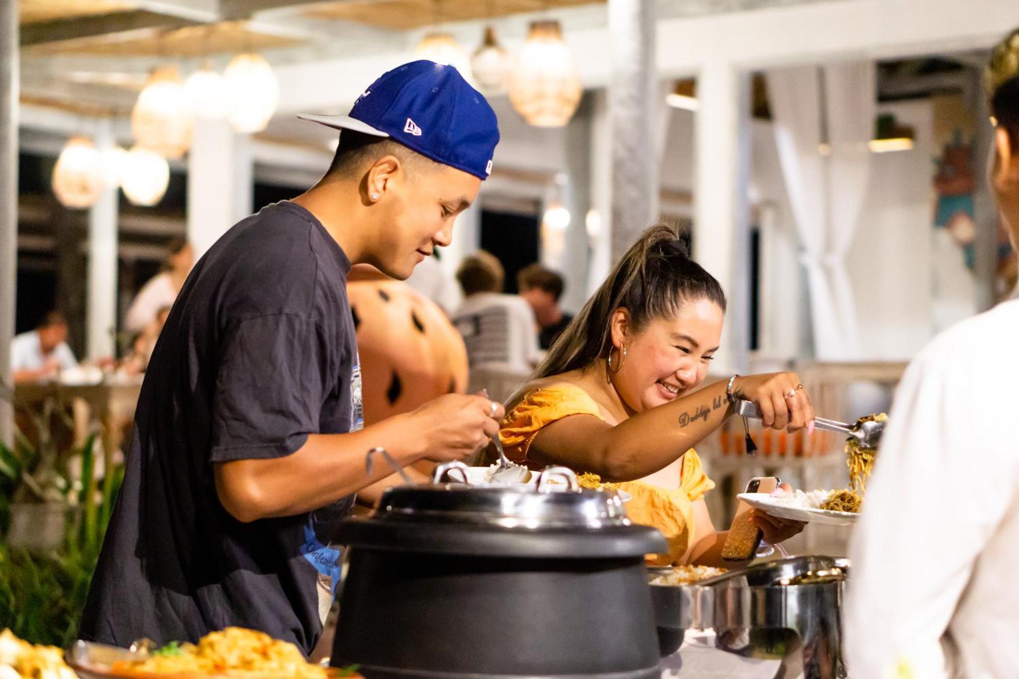 Nirwana Beach & Resort Candidasa Exteriör bild Thai people eating at a buffet