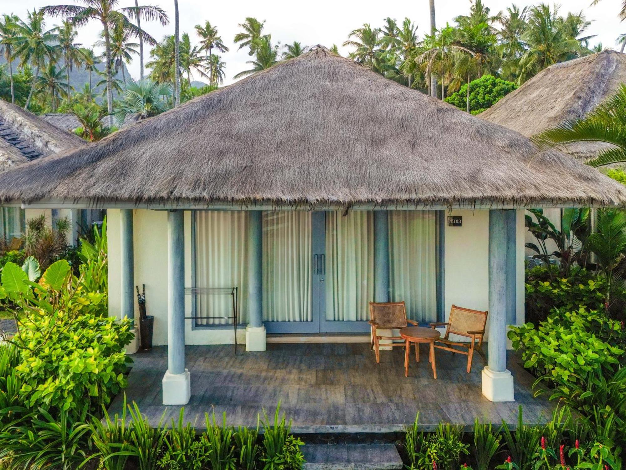 Nirwana Beach & Resort Candidasa Exteriör bild A villa at the resort