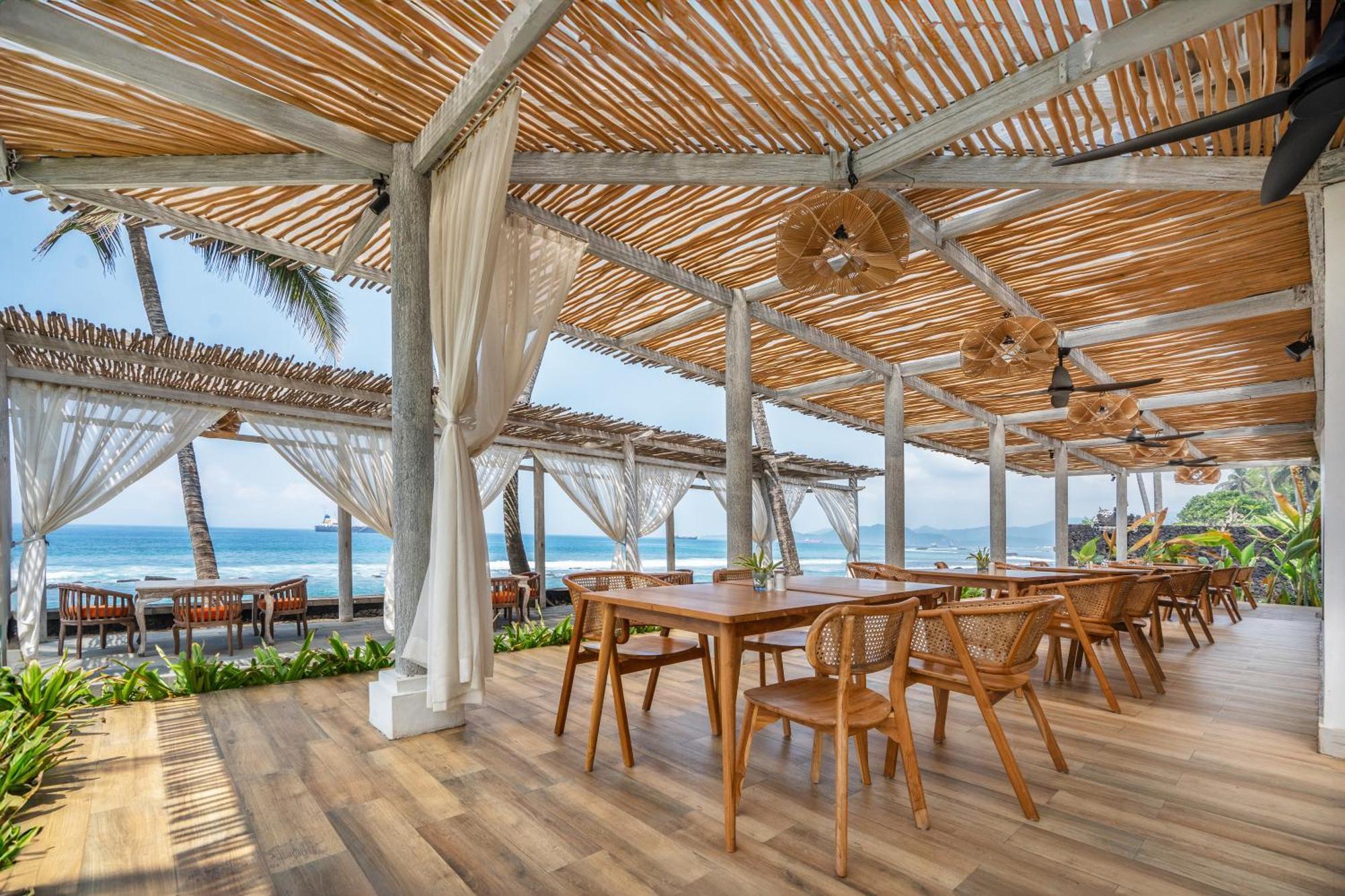 Nirwana Beach & Resort Candidasa Exteriör bild The Beach Club