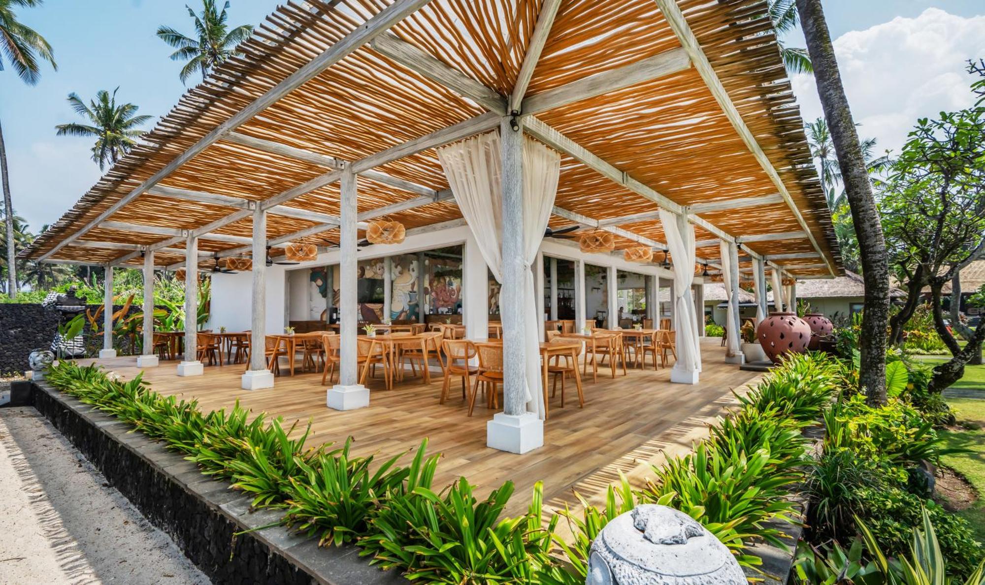 Nirwana Beach & Resort Candidasa Exteriör bild The restaurant at the resort