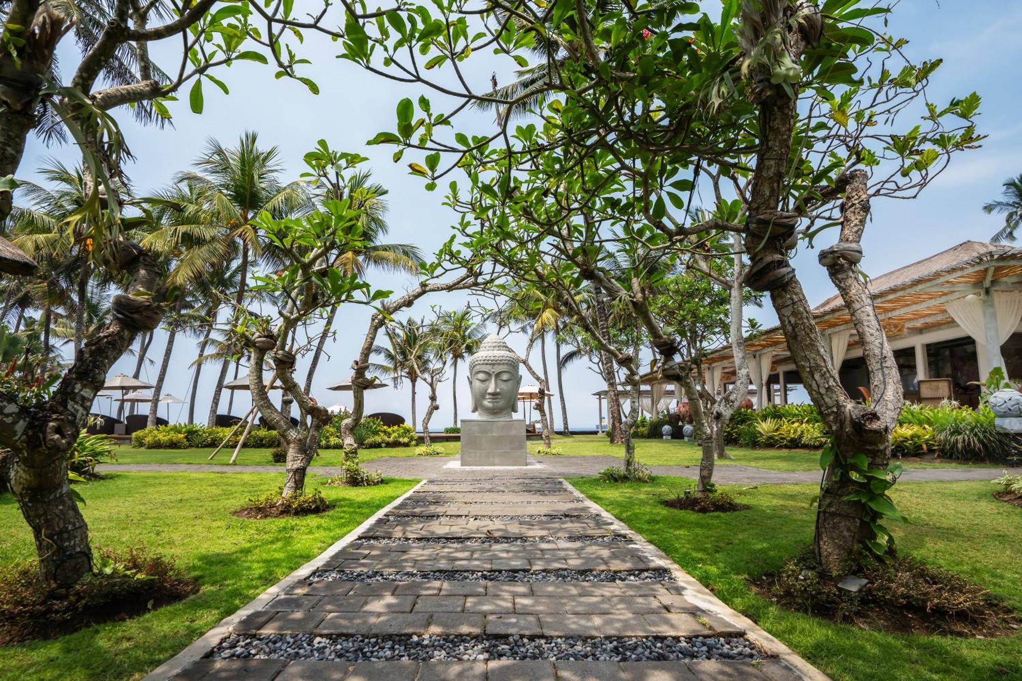 Nirwana Beach & Resort Candidasa Exteriör bild The resort's gardens